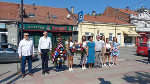 Volonteri Psihološkog centra i predstavnici grada položili vence na spomenik Srpskom vojniku (FOTO+VIDEO) - Hit Radio Pozarevac, Branicevski okrug