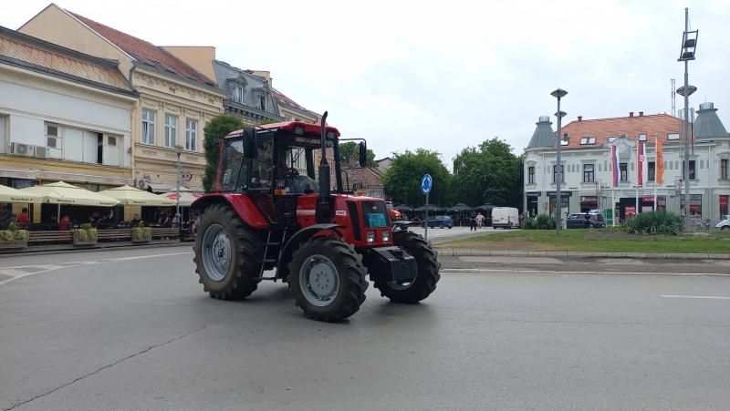 Poljoprivrednici nezadovoljni posle sastanka, večeras o nastavku protesta - Hit Radio Pozarevac, Branicevski okrug