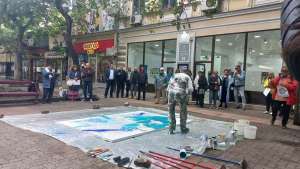 Orhan Čebraioglu iz Turske priredio umetnički performans ispred Galerije savremene umetnosti u Požarevcu - Hit Radio Pozarevac, Branicevski okrug