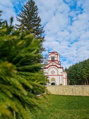 Manastir Tumane, tradicionalno presvlačenje moštiju Svetog Zosima - vernici dobijaju deliće stare odeće - Hit Radio Pozarevac, Branicevski okrug