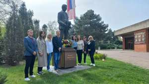 Položeno cveće na spomenik Milivoju Živanoviću ispred CZK - Hit Radio Pozarevac, Branicevski okrug