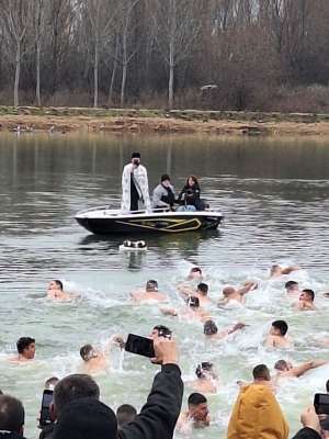 Održano plivanje za Časni krst u Kostolcu (FOTO) - Hit Radio Pozarevac, Branicevski okrug