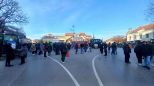 Učenici i maturanti najavljuju višesatnu blokadu centra Požarevca pod sloganom "Popravka sistema'" - Hit Radio Pozarevac, Branicevski okrug