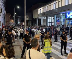 Paralelna okupljanja ispred prostorija SNS-a u Požarevcu - Hit Radio Pozarevac, Branicevski okrug