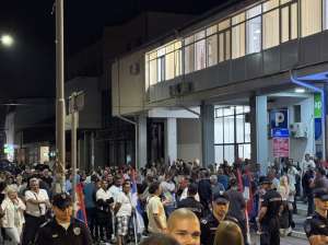 SNS Požarevac: Mirno okupljanje ispred stranačkih prostorija uprkos provokacijama - Hit Radio Pozarevac, Branicevski okrug