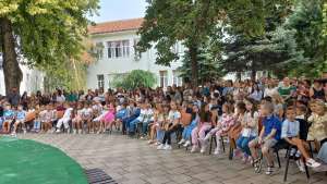 Prvaci OŠ „Dositej Obradović“ započeli školsku godinu svečano - Hit Radio Pozarevac, Branicevski okrug