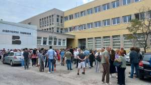 Bivša direktorka se obratila tokom protesta ispred Požarevačke gimnazije - Hit Radio Pozarevac, Branicevski okrug