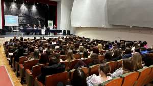 Tribine u Požarevcu: Policija i stručnjaci govorili učenicima i građanima o prevenciji nasilja nad ženama - Hit Radio Pozarevac, Branicevski okrug