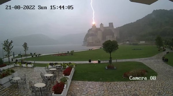Grom udario u Šešir kulu Golubačke tvrđave