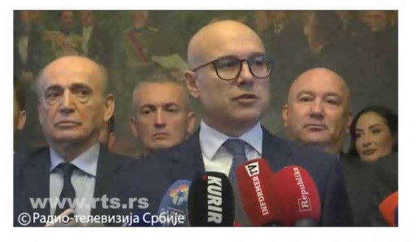 SNS prva predala RIK-u izbornu listu uz 92.637 potpisa podrške