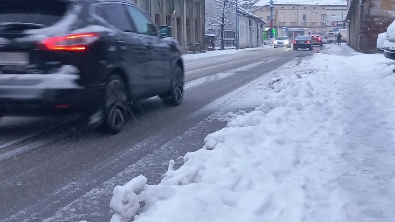 Saobraćajna policija upozorava: Otežani uslovi na putevima, apel na dodatni oprez