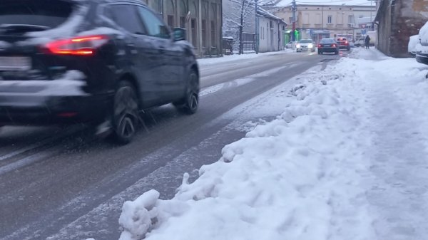 Saobraćajna policija upozorava: Otežani uslovi na putevima, apel na dodatni oprez
